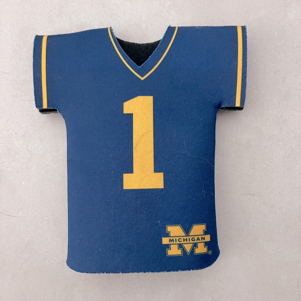 University of Michigan NEW 4 piece salt/pepper, place holder, apron, cup holder. - Picture 4 of 4